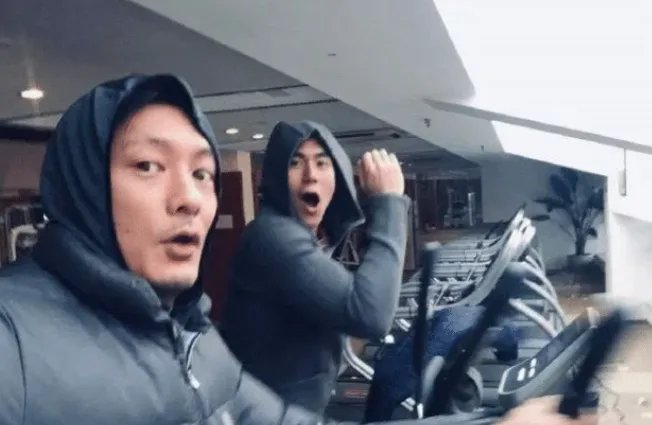 余文乐晒照为彭于晏庆生，亲密互动证友谊，他们是什么时候成为朋友的？