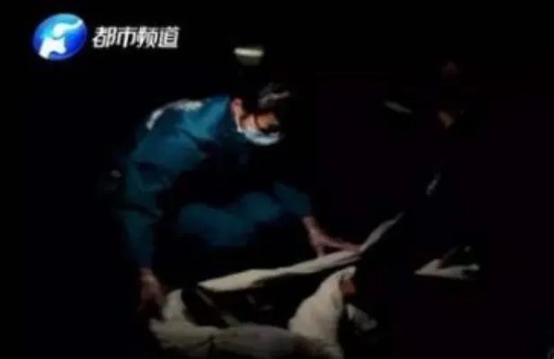 男孩爬上高压线塔：只因跟家人赌气不想活了