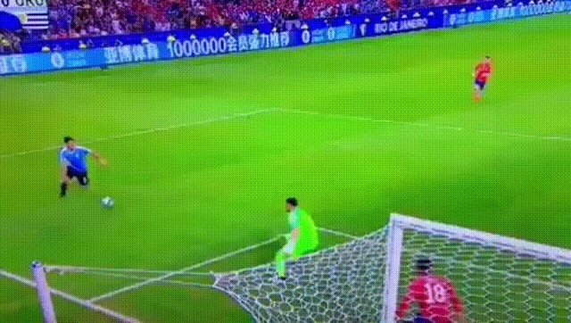 美洲杯搞笑一幕，智利门将扑出苏亚雷斯传球，随后苏亚雷斯示意对方手球，你怎么看？