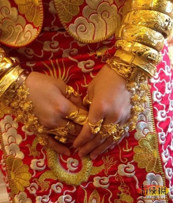 是来拉仇恨的吗?顺德黄金新娘出嫁戴50只金镯