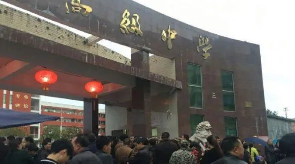 湖北17岁高中生刀砍老师后被老师群殴抢救无效死亡是怎么回事?