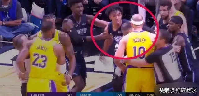 湖人VS魔术，霍华德引冲突后被四人围攻，詹姆斯迅速解救，对此你怎么看？