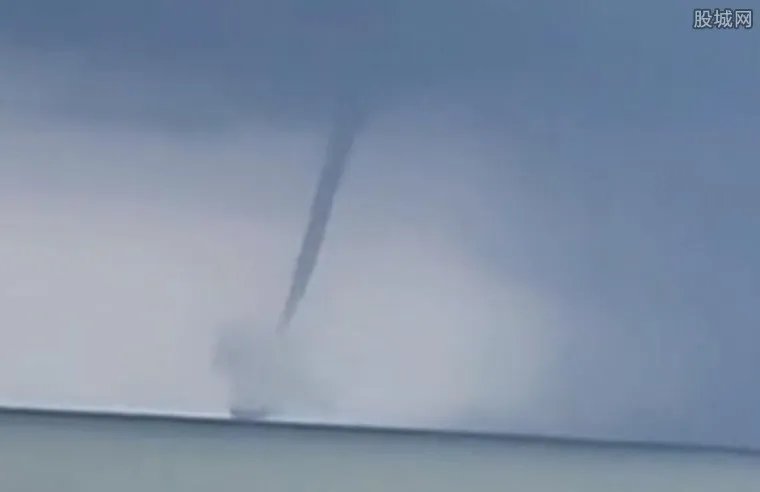 广东海边现龙吸水奇观水柱窜云霄 画面非常壮观