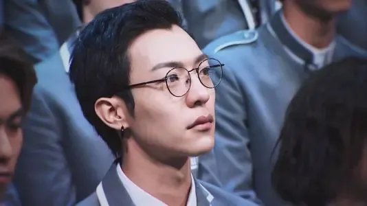 卜凡被北京服装学院退学，究竟是什么原因？