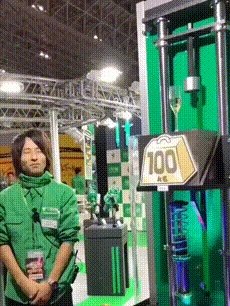 神似梅西男子被民众围堵合影 都想要甜头的动态图