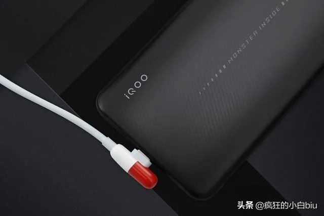 男孩在餐厅充电玩手机，不幸触电身亡，我们应当如何避免此类事故？