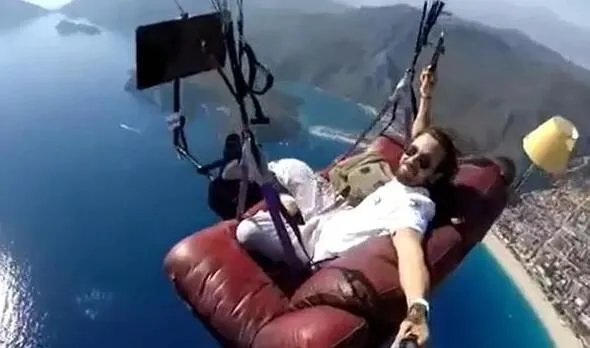 土耳其男子坐沙发飞上天是怎么回事 网友：这才是真正意义的“上天”