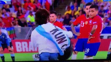 美洲杯搞笑一幕，智利门将扑出苏亚雷斯传球，随后苏亚雷斯示意对方手球，你怎么看？