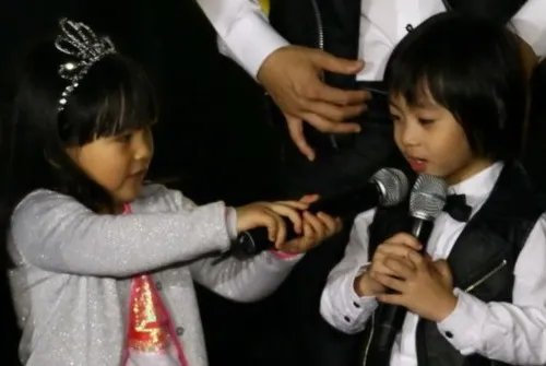 【图】王诗龄偷吻小小志 两小无猜的可爱模样萌翻现场观众