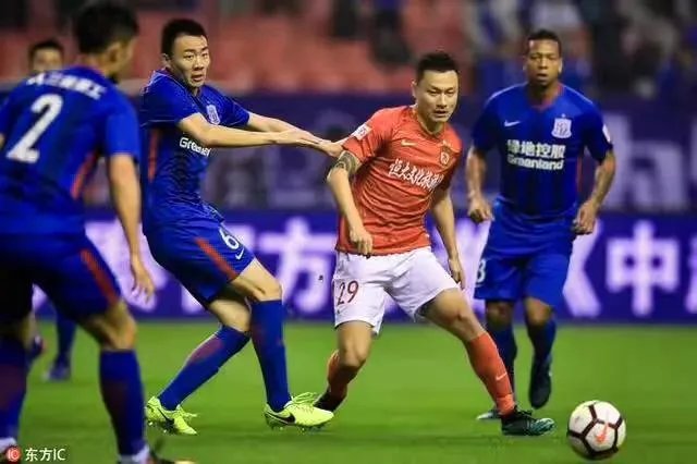 申花2比2战平恒大止住连胜，如何看待两支亚冠球队上下半场如此差异的表现？