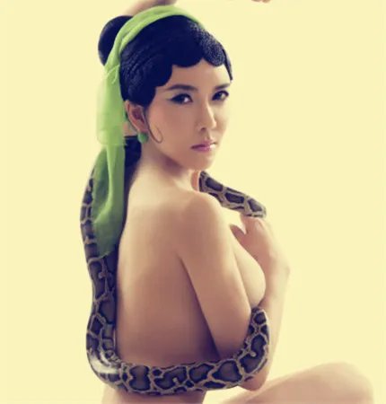 龚玥菲蛇戒图片全裸出镜 其叫板苍井空让其滚出内地