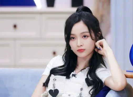 吴宣仪称这个圈子女孩不被善待，网友怎么看？