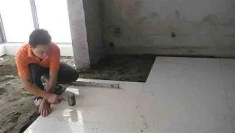 在部分一线城市，瓦工的月工资能达到两至三万元，为何却依然“一工难求”？