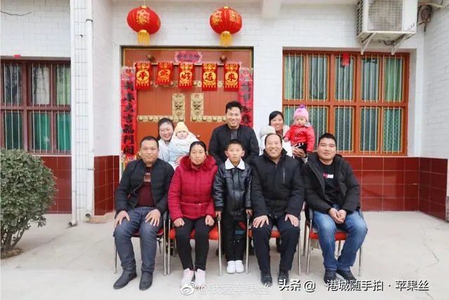 马上过年了，晒一张自己的全家福或者家庭照片和大家分享？