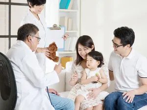 男子突然晕倒门诊大厅 医生就地手术救命(图)