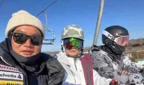 有滑雪教练晒出与王宝强刘昊然的合照，照片中有哪些亮点？