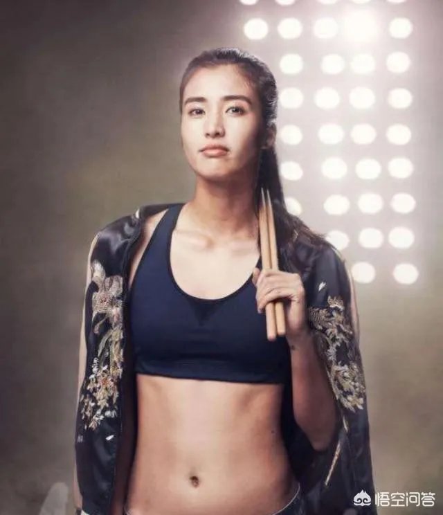 中国女足门将赵丽娜，为什么扑救前老是把双手收紧在胸口处？