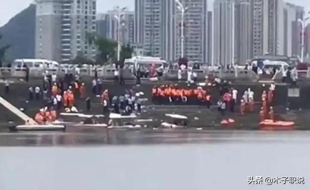 安顺公交车行驶突然开进河里，疑点重重，到底是什么原因？