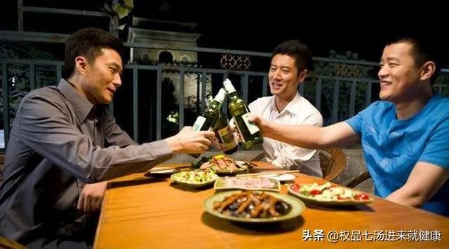 如何看待3男子黄瓜配花生米喝117瓶啤酒？