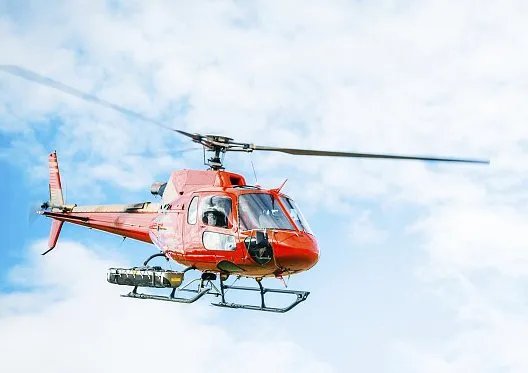 男子从县城开直升机回老家，这算是在炫富吗？