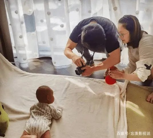 苗苗与郑恺婚后首登舞台演出，一袭白裙清纯可人九头身比例绝了，你怎么看？