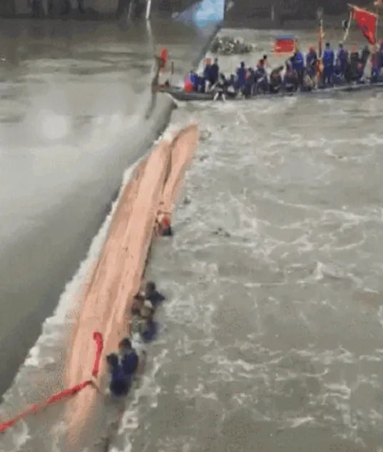 广西当地政府如何处置两艘龙舟翻船事件？