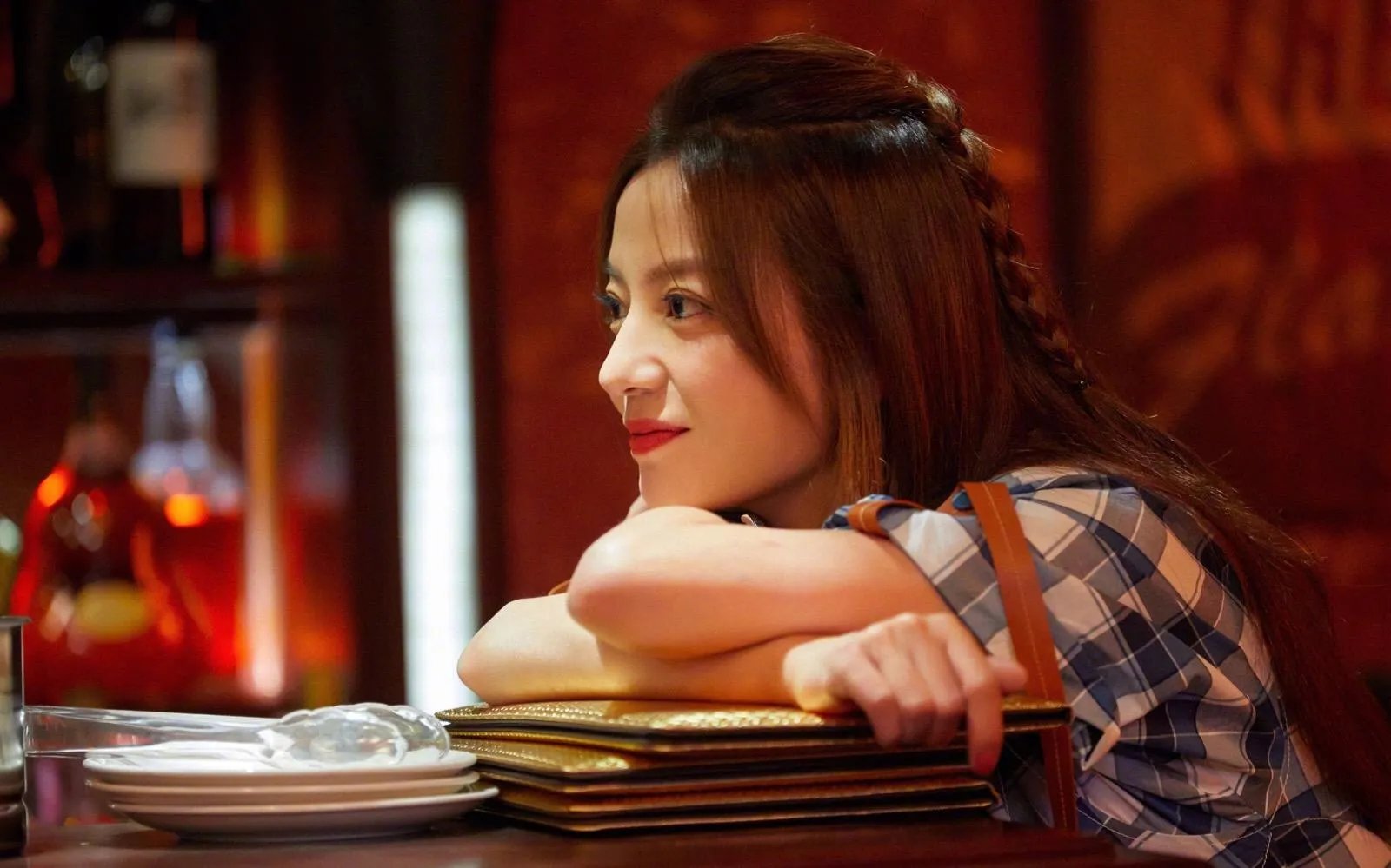 赵薇深夜与异性单独喝酒，合影亲密配文伤感，她本人的婚姻状态如何？