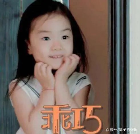 戚薇女儿为啥总是扎俩丸子头？看到她散头发照片后，瞬间懂了！这是为何？