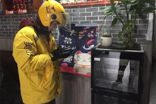 外卖员崩溃砸东西遭店家殴打，外卖员先动手，为何大家却说店家无情？