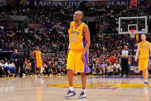 霍华德当年作势肘击科比,科比毫不退缩,他是毫无畏惧还是认为魔兽不敢肘击他?