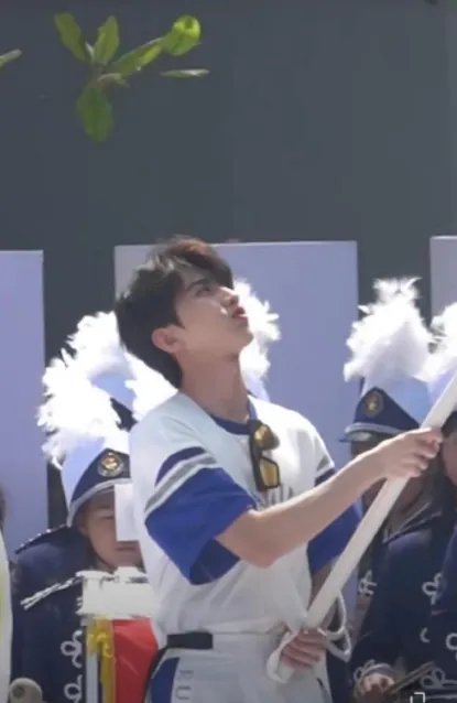 蔡徐坤跑男路透生图曝光,化身旗手被赞可爱,为何引得现场男粉尖叫呢?