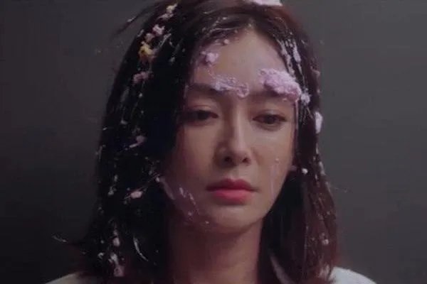 《怪你过分美丽》：莫向晚被粉丝砸蛋糕，林湘为什么不站出来保护莫向晚？