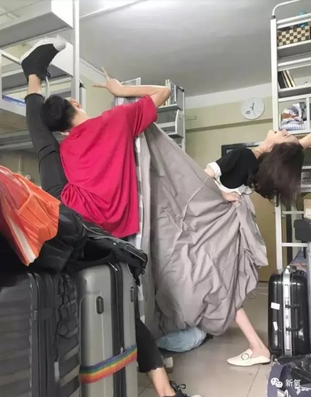 网红蹭热点，拍王俊凯寝室的床，并合影，你这么看？