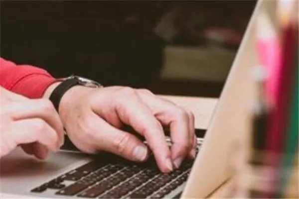 微软公司允许员工在家办公，酬薪和福利是否有所改变？