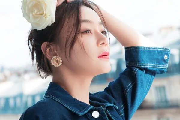 袁姗姗捏坏文物遭全网黑，无所谓的样子，她难道对文物没有丝毫的敬畏心吗？