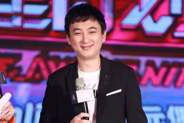 王思聪被曝与新女友在路边摊吃饭，他到底做了什么动作让美女捂嘴偷笑？