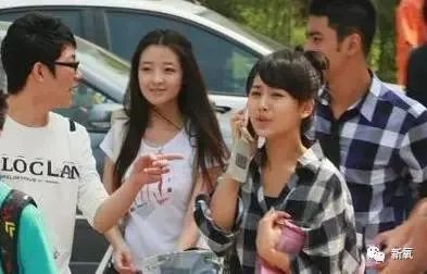 网红蹭热点，拍王俊凯寝室的床，并合影，你这么看？