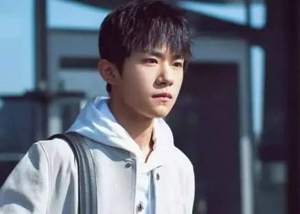 易烊千玺现身线下活动，造型干练又酷又帅，他近期都有什么行程安排？