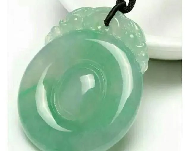 捡到玉坠随手丢弃被索赔，你觉得应该么？