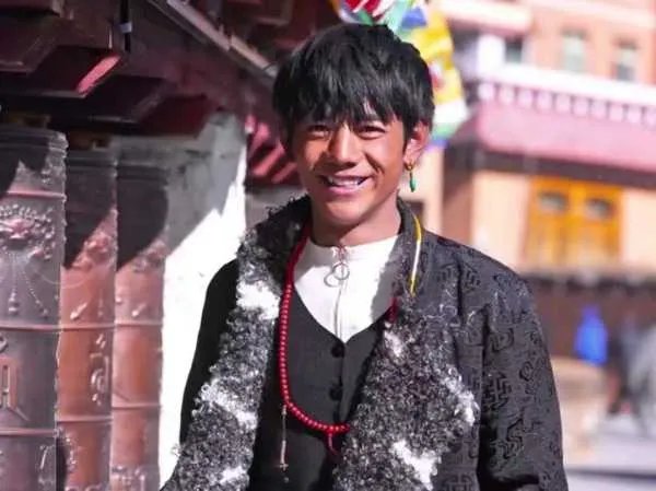 海霞说丁真背后的美值得更多流量！这是为什么？