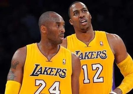 霍华德当年作势肘击科比,科比毫不退缩,他是毫无畏惧还是认为魔兽不敢肘击他?