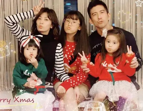 贾静雯晒女儿们的近照,你觉得她的女儿们可爱吗?