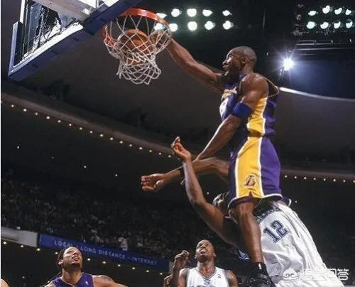 霍华德当年作势肘击科比,科比毫不退缩,他是毫无畏惧还是认为魔兽不敢肘击他?