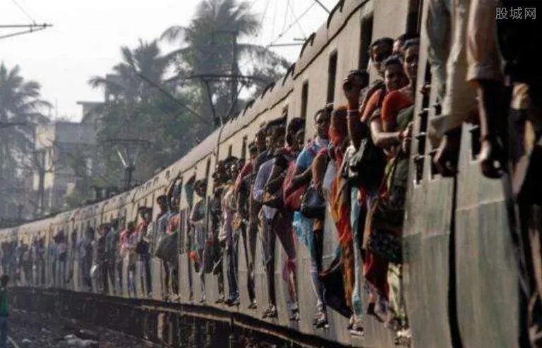 印度搭火车像打仗 每天搭火车的人近800万