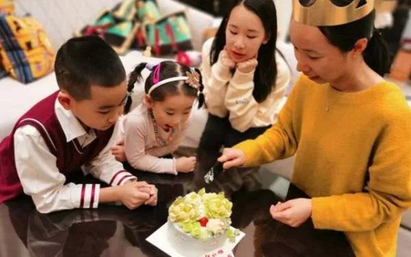 赵文卓全家福曝光，豪送钻石项链为保姆庆生，他们一家人的状态如何?