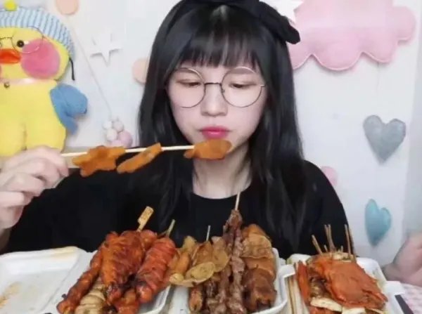 央视批“大胃王”吃播浪费严重，吃播为何有很多受众？
