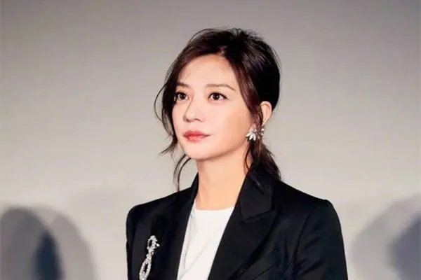 “所有女演员都很难出头”，赵薇为什么这样说？