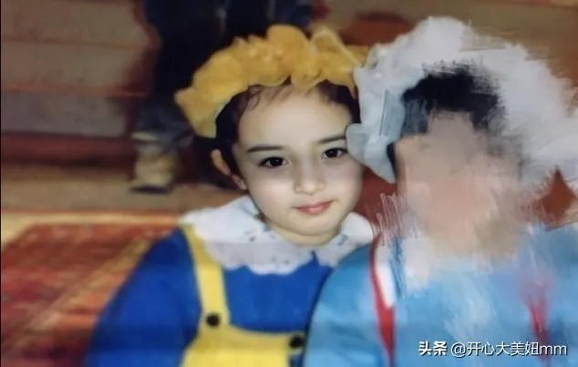 刘恺威和女儿同台，小糯米正脸首曝光，你觉得长得像杨幂小时候吗？