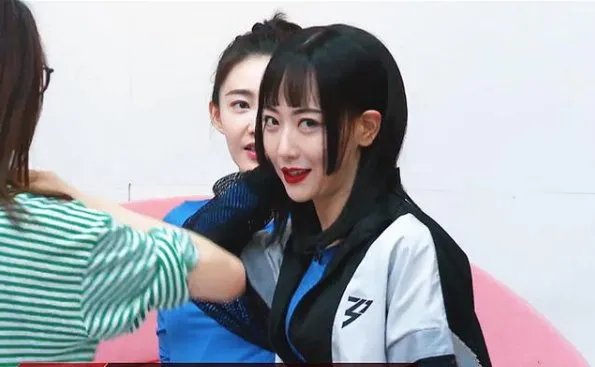 宁静看到白冰齐刘海的反应，宁静为何会做出夸张表情？