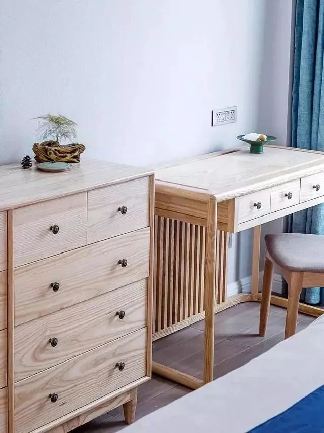 180㎡带庭院的中式原木风,客厅背景墙太美了!